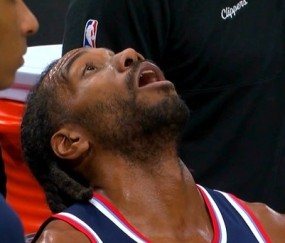 网页版登录入口-单核累坏了！小卡被打到眼睛 坐在替补席看球馆上方大屏幕回放