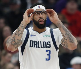 开云体育-合同剩3年1.7357亿！Stein：独行侠会继续接听浓眉的交易问询电话