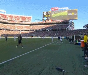 老将气盛！墨西哥与洪都拉斯因球权发生冲突，39岁奥乔亚被黄牌警告