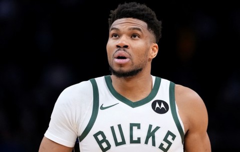 字母哥遭重大经济损失！只愿效力两支球队 热火报价差点打动雄鹿|吉安尼斯·安特托孔波|Shams|扬尼斯-阿德托昆博|印第安纳步行者队|密尔沃基雄鹿队_新浪体育_新浪新闻